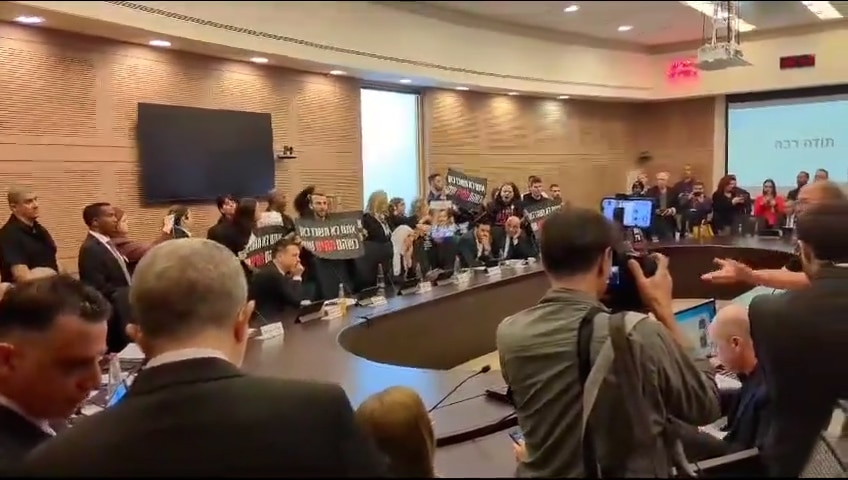 Les familles des otages prennent d'assaut le Parlement israélien