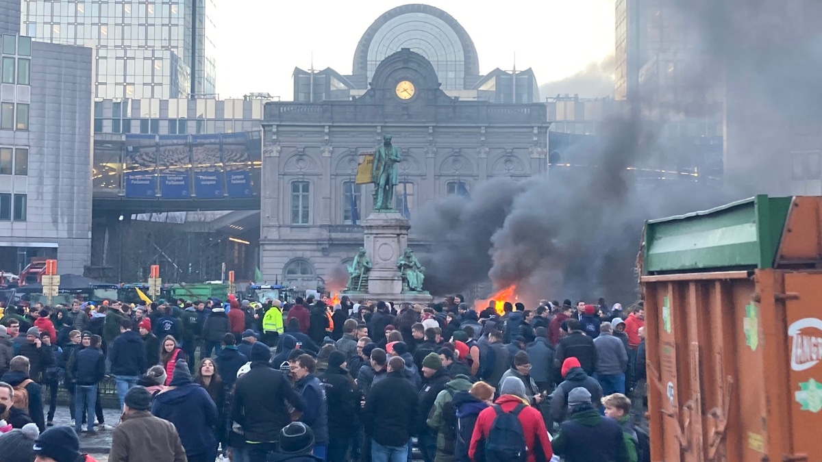Des milliers d'agriculteurs manifestent à Bruxelles avec leurs tracteurs en plein sommet européen