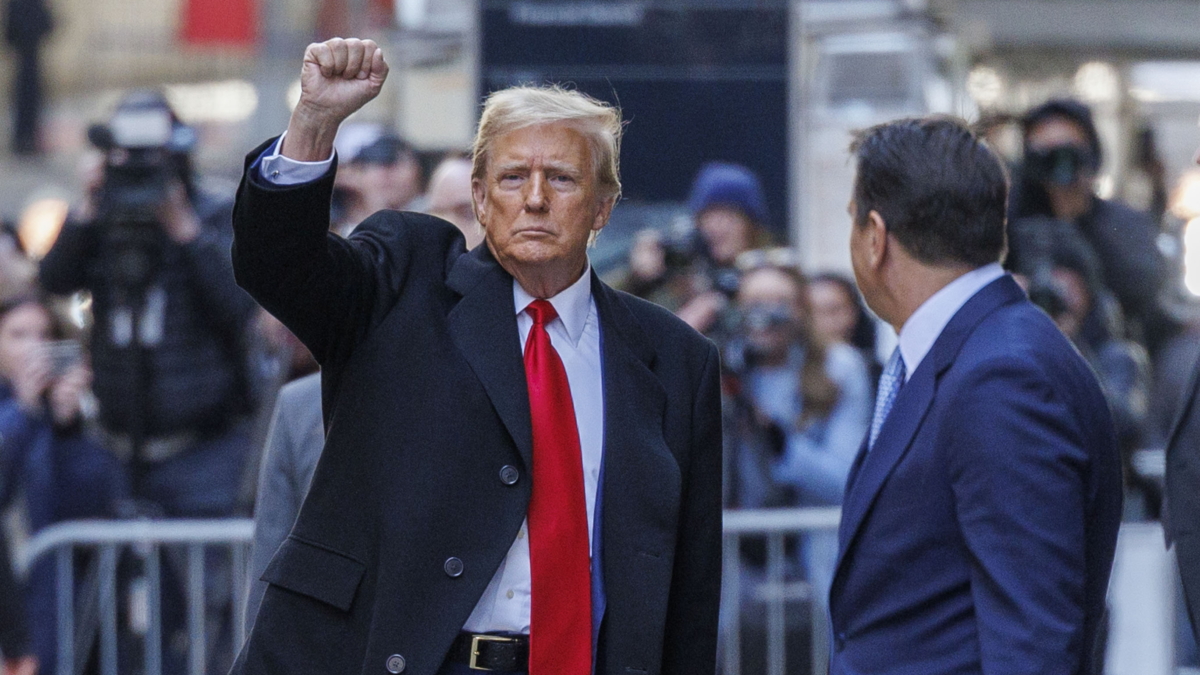 Plus riche que jamais, il lance sa propre Bible