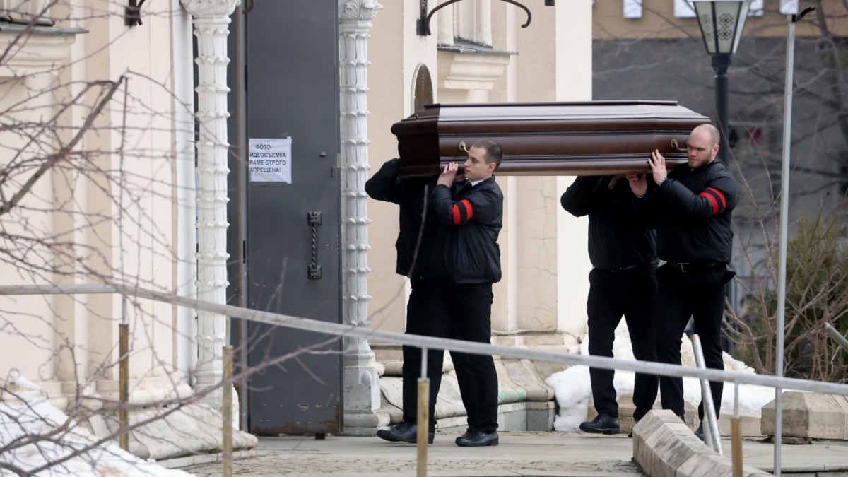 Une foule sous surveillance se rassemble à Moscou lors des funérailles de Navalny