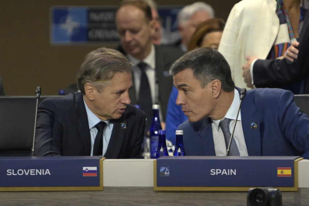 Le président du gouvernement espagnol, Pedro Sánchez (d), s'entretient avec le Premier ministre de Slovénie, Robert Golob, lors d'une réunion des chefs d'État ce jeudi au Walter E. Washington Convention Center à Washington (États-Unis).