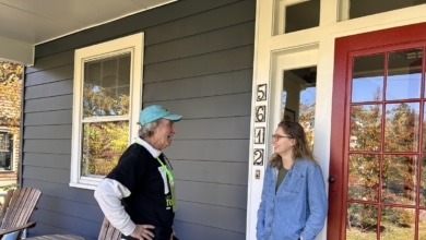 "Frappez, frappez, puis-je vous convaincre de voter pour Angela Alsobrooks ?" : voici à quoi ressemble une journée de porte-à-porte aux États-Unis