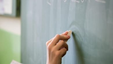 Pourquoi l'éducation est-elle le « trou noir » de l'emploi en août ?