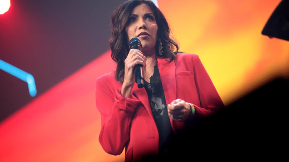 Trump va embaucher la gouverneure célèbre pour avoir tiré sur son chien dans son cabinet