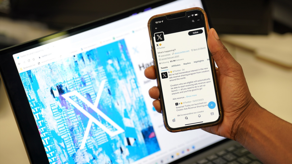 Un utilisateur visualisant le nouveau logo Twitter, qui s'appellera désormais « X »