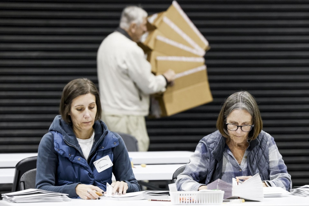 Deux travailleurs organisent le dépouillement des bulletins de vote au centre d'extraction électorale de Martinez, en Californie, mardi dernier.