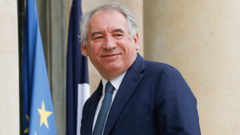 Macron nomme Bayrou Premier ministre après la chute brutale de Barnier