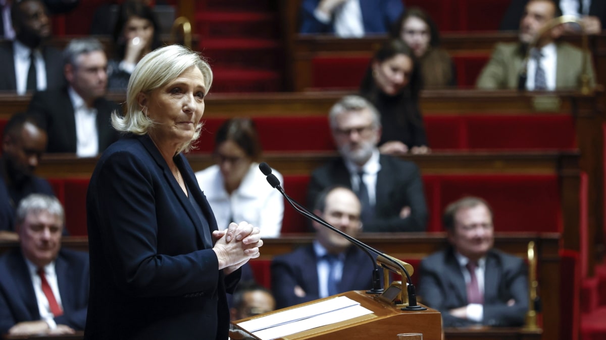 Le Pen et l'ultra-gauche renversent Barnier en France