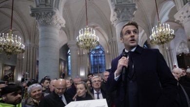 Macron, hôte à Notre-Dame, en quête d'un Premier ministre du 