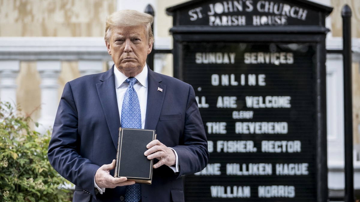 Pourquoi Donald Trump a prêté serment avec deux Bibles