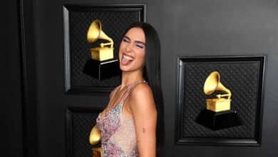 Le glamour se cache sur le tapis rouge des Grammys