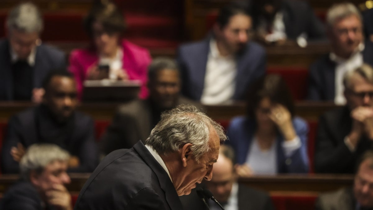 François Bayrou surmonte sa première motion de censure