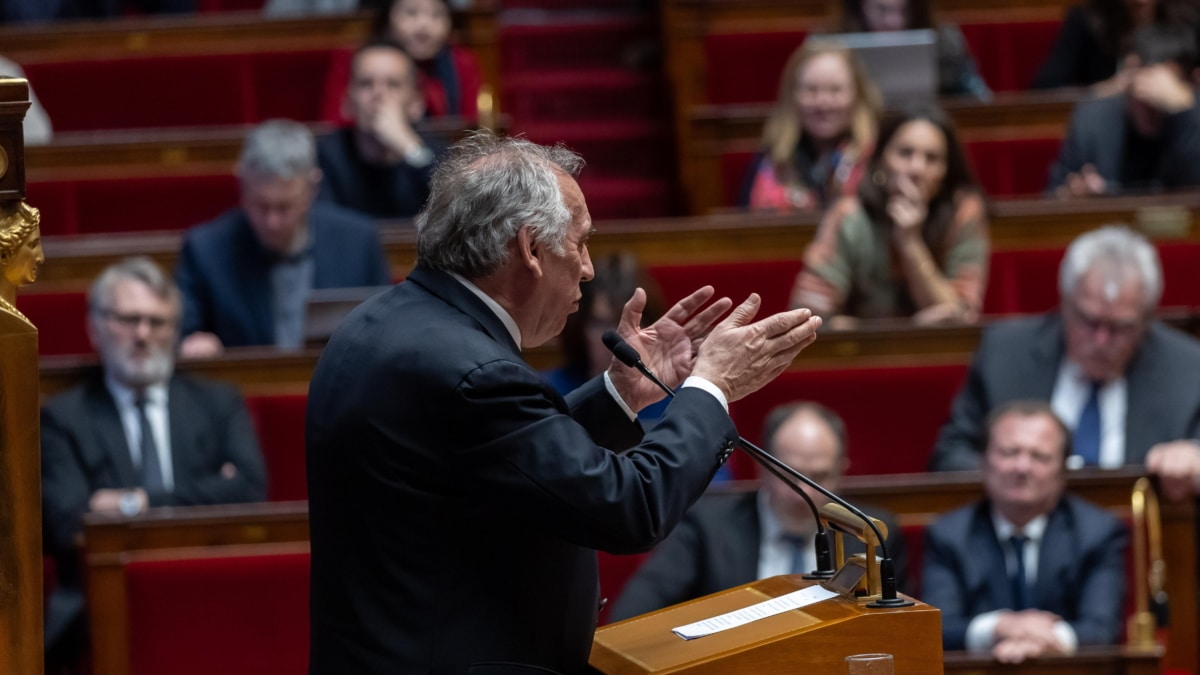 Bayrou sacrifie une grande partie de la coupe sans éviter le mouvement de censure