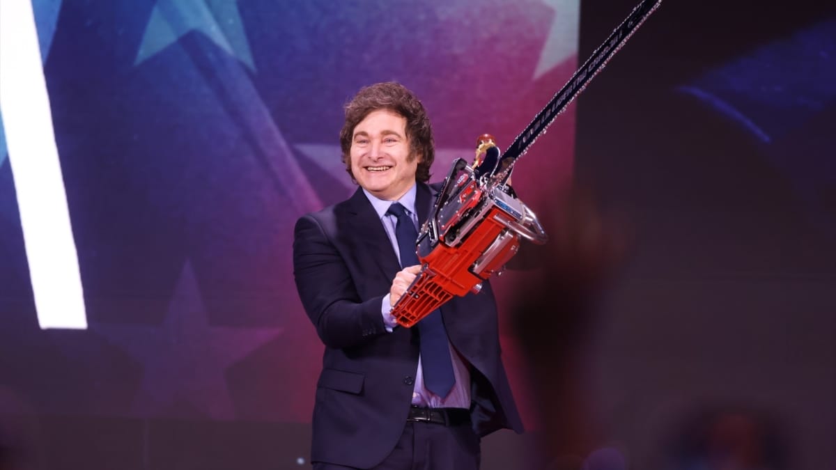 Milei exporte la tronçonneuse vers Washington dans sa pire semaine