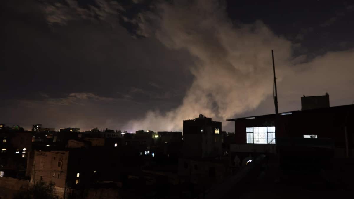 La location de Hutis en lançant des missiles et des drones contre des navires américains en mer Rouge