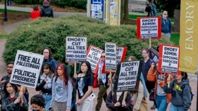 Les universités américaines donnent aux pressions de Trump afin de ne pas perdre de l'argent public