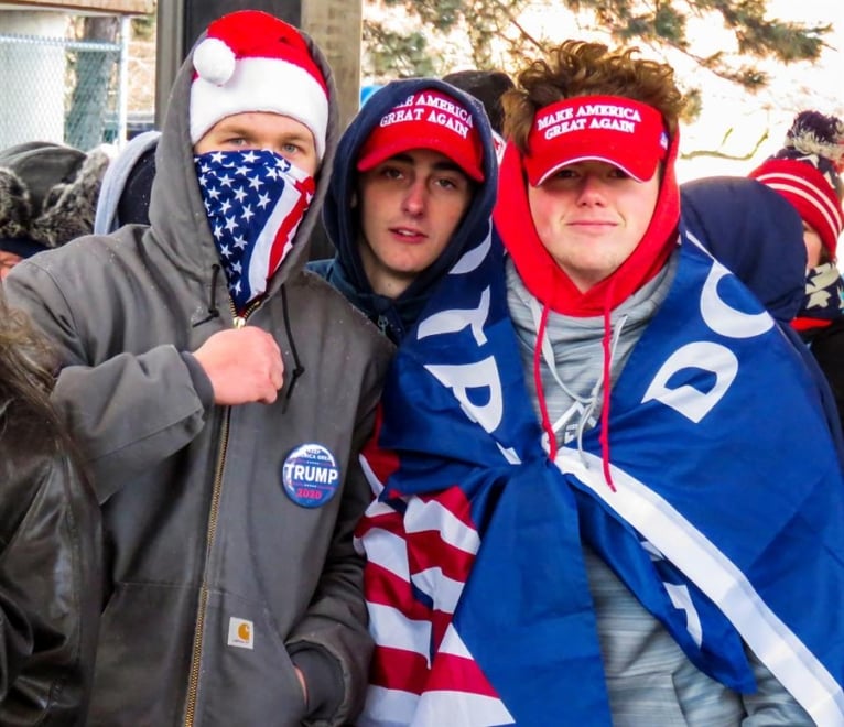 Trois jeunes assistent à un rassemblement de Noël Trump à la Kellogg Arena à Battle Creek, Michigan, le 18 décembre 2019.