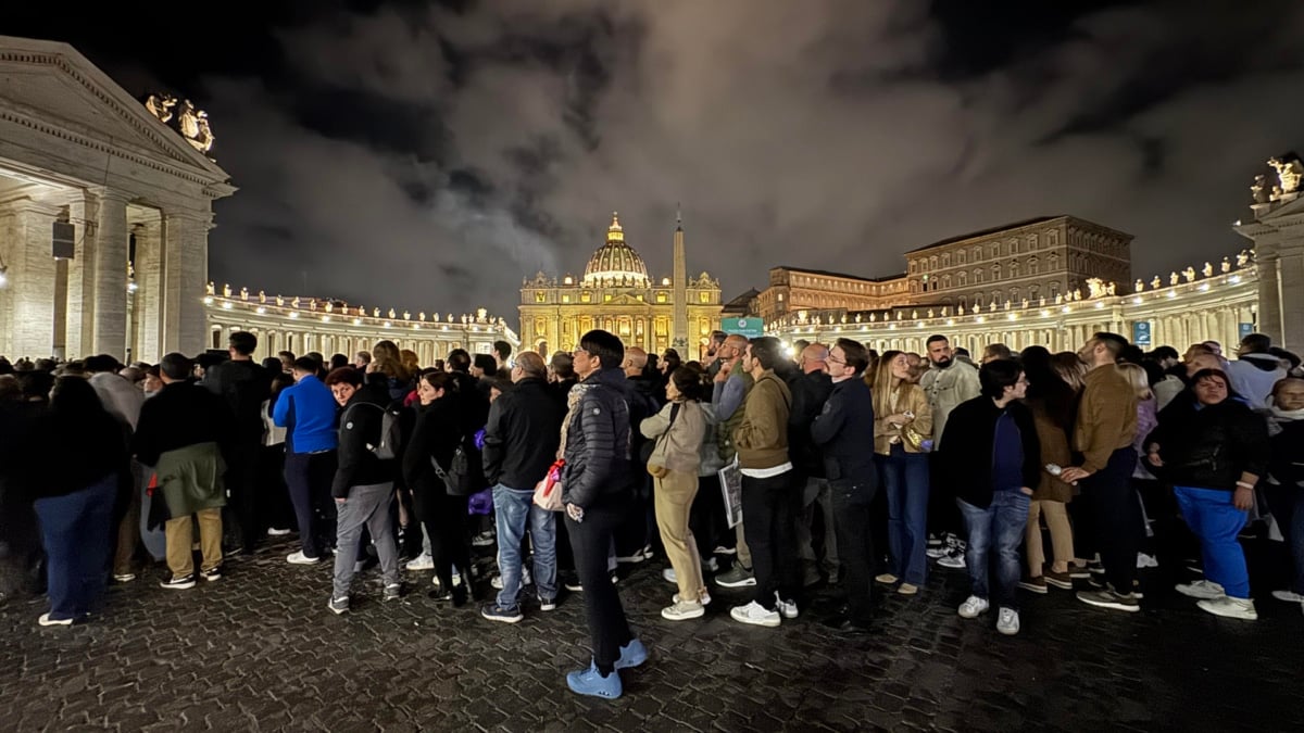 Le Vatican n'a fermé qu'une heure et demie la nuit à l'afflux massif pour dire au revoir au pape