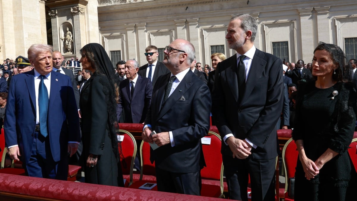 Kings tire le pape François et s'assoit à côté de Trump