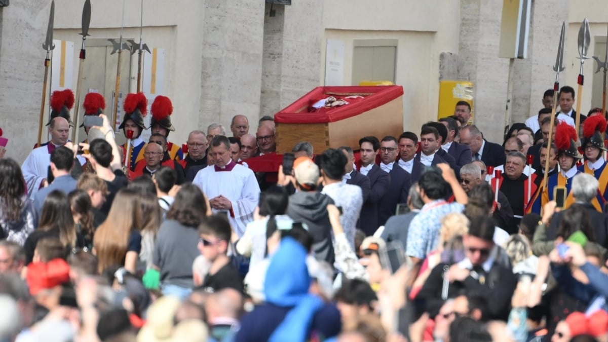 Le cercueil du pape, dans la basilique de San Pedro