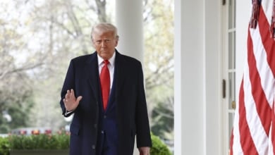 Trump redouble la pression menaçant la Chine pour augmenter les tarifs jusqu'à 104% s'ils ne retirent pas leurs mesures de réponse