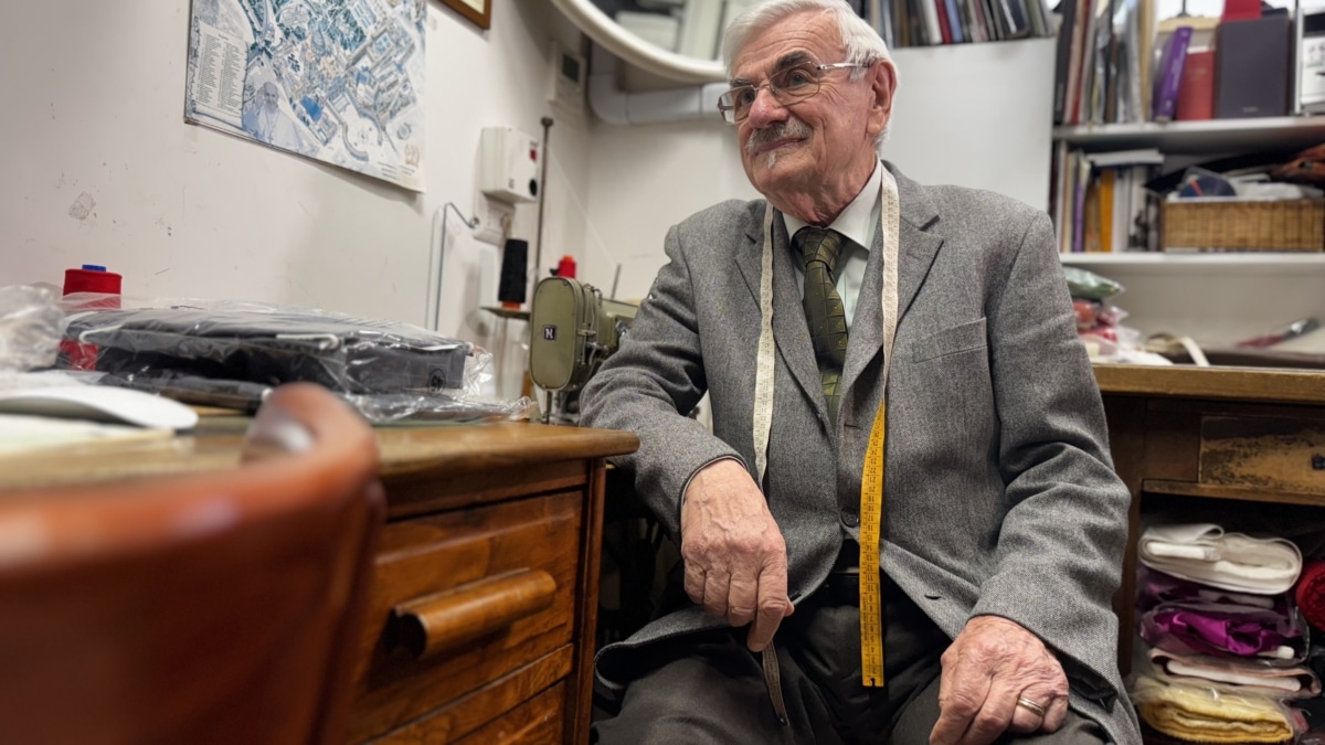 Nous accompagnons le tailleur du pape pour livrer le costume du prochain pontife: "Il n'y a pas de XL"