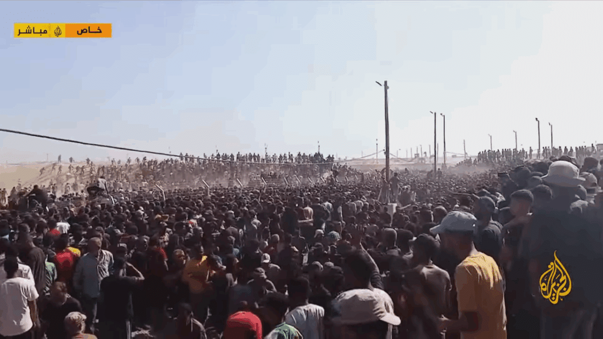 Chaos, timbres et coups de feu dans l'ouverture des centres d'aide controversés d'Israël à Gaza