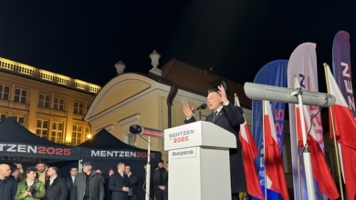 Le mini Trump qui est attaché à une grande Pologne