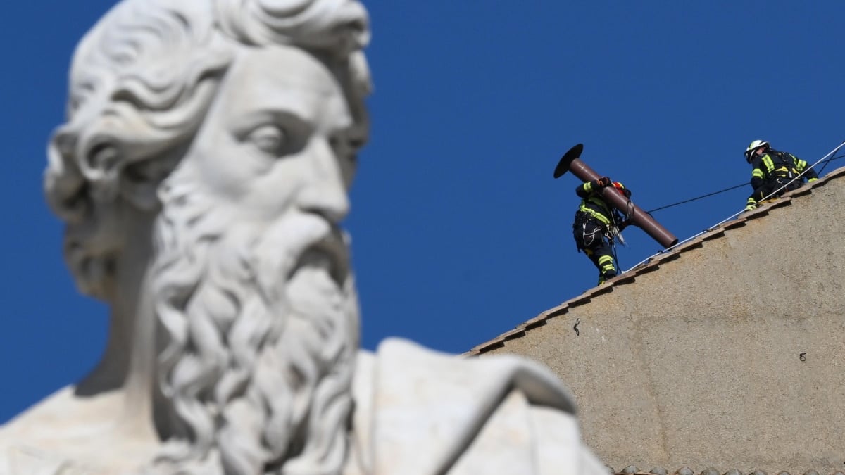 La chapelle Sixtine a déjà la cheminée qui annoncera le nouveau pape installé