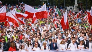 Duel in Warsovia: les deux candidats à la présidence polonaise se dirigent deux marches pour prouver leur force