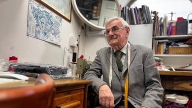 Nous accompagnons le tailleur du pape pour livrer le costume du prochain pontife: "Il n'y a pas de XL"