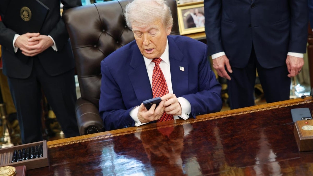 Maintenant, il donne l'idée que Biden a été exécuté et lui a remplacé un clone