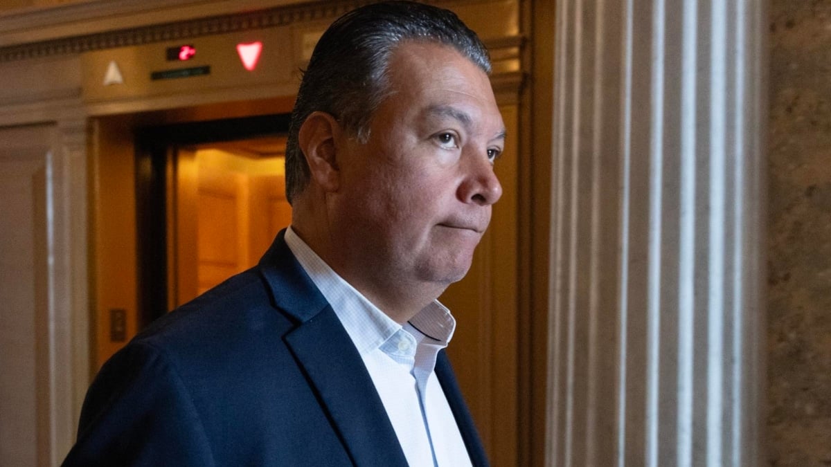 Un sénateur américain est menotté et expulsé lors d'une conférence de presse sur les manifestations de Los Angeles