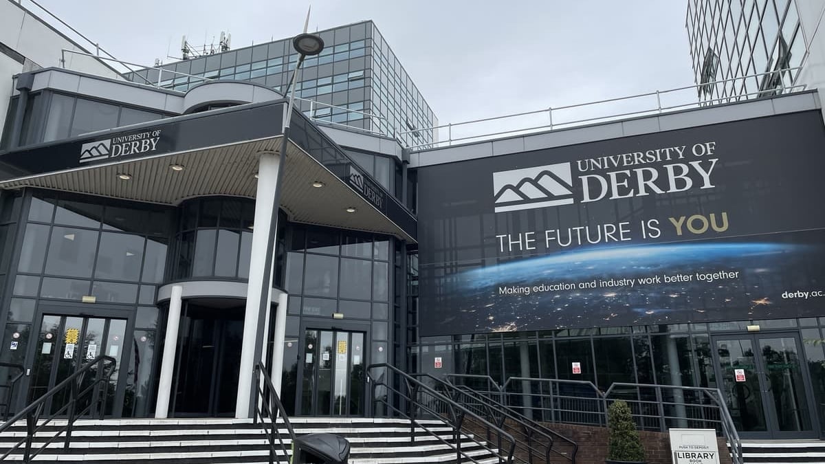 Peur pour les coupures d'emploi face à la fusion des facultés à l'Université de Derby