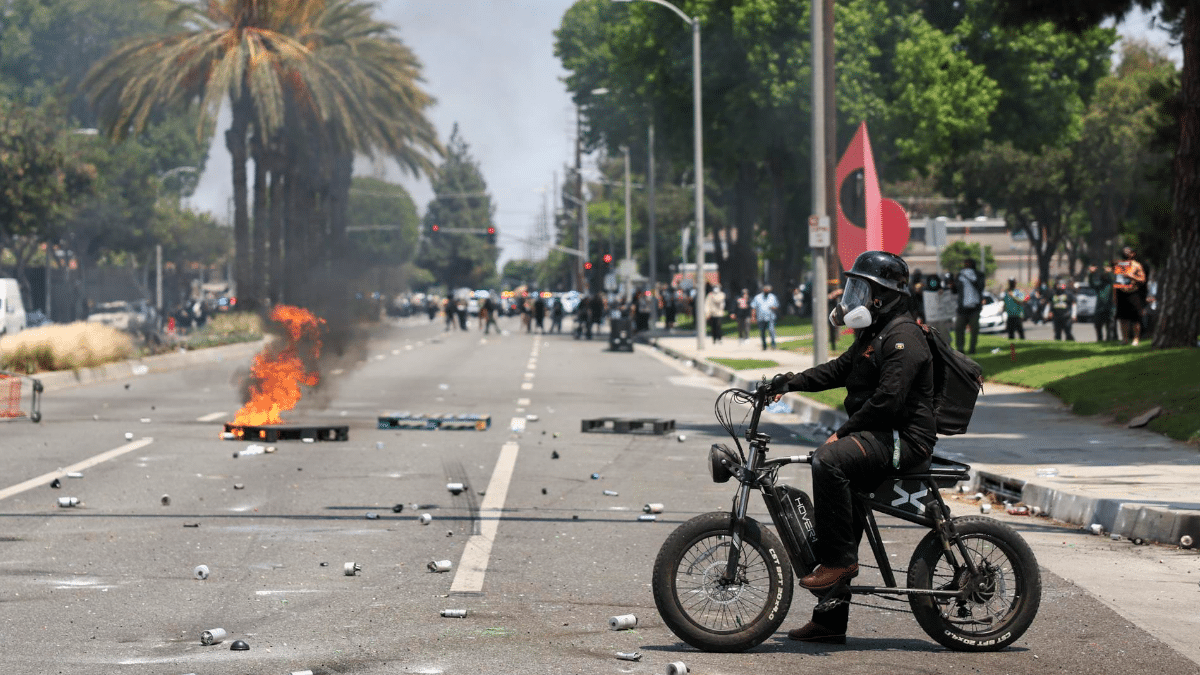 Trump durcit son discours le troisième jour des manifestations à Los Angeles