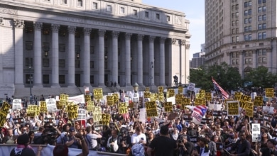 Les protestations contre Trump s'étendent à des centaines de villes et menacent leur défilé militaire du samedi