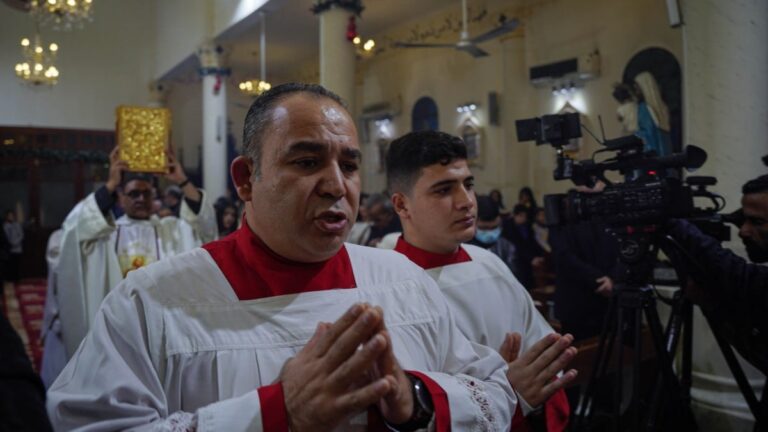 Une attaque israélienne contre la seule église catholique de Gaza tue deux personnes et laisse un prêtre argentin blessé