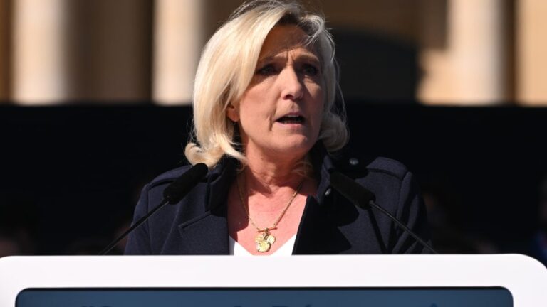 La police enregistre le siège de la fête du Pen