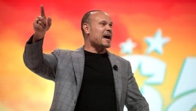 La fureur de la complot de l'affaire Epstein menace de facturer le chef du directeur adjoint du FBI