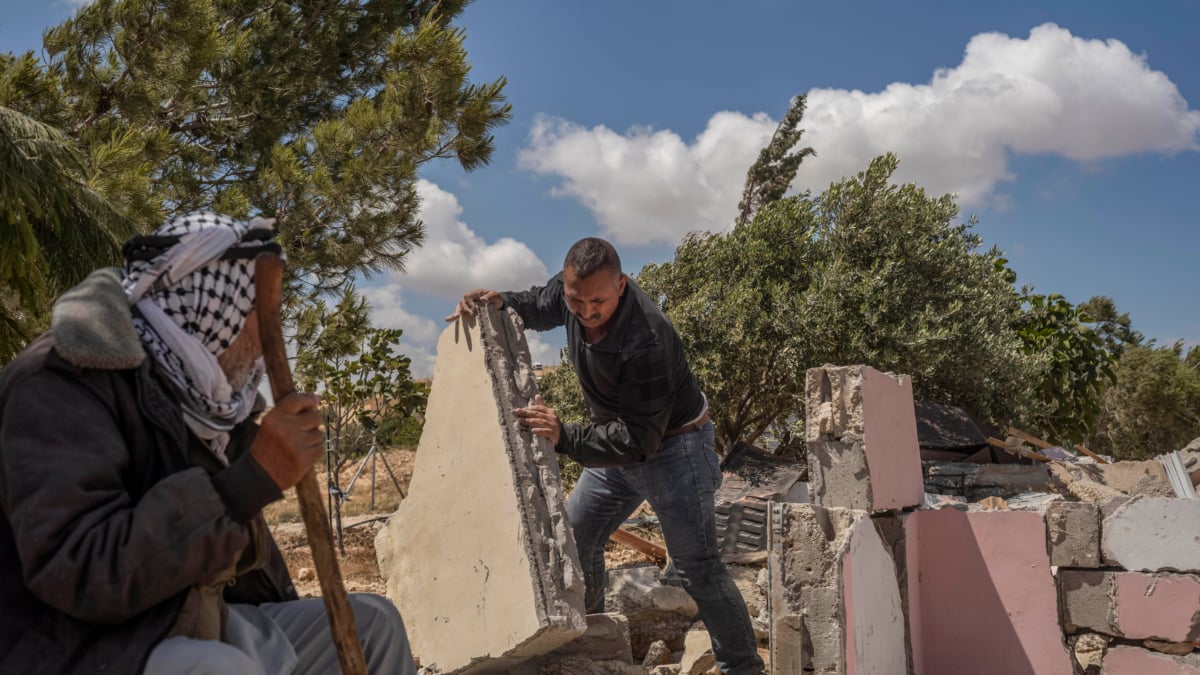 Les colons israéliens assurent un militant palestinien qui a participé au documentaire récompensé avec le Óscar `` Aucune autre terre ''