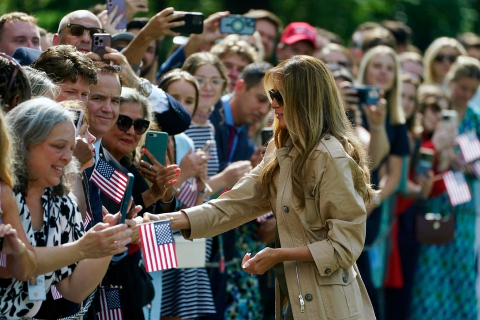 Melania Trump salue la foule avant de quitter la Maison Blanche sur le chemin du Texas.