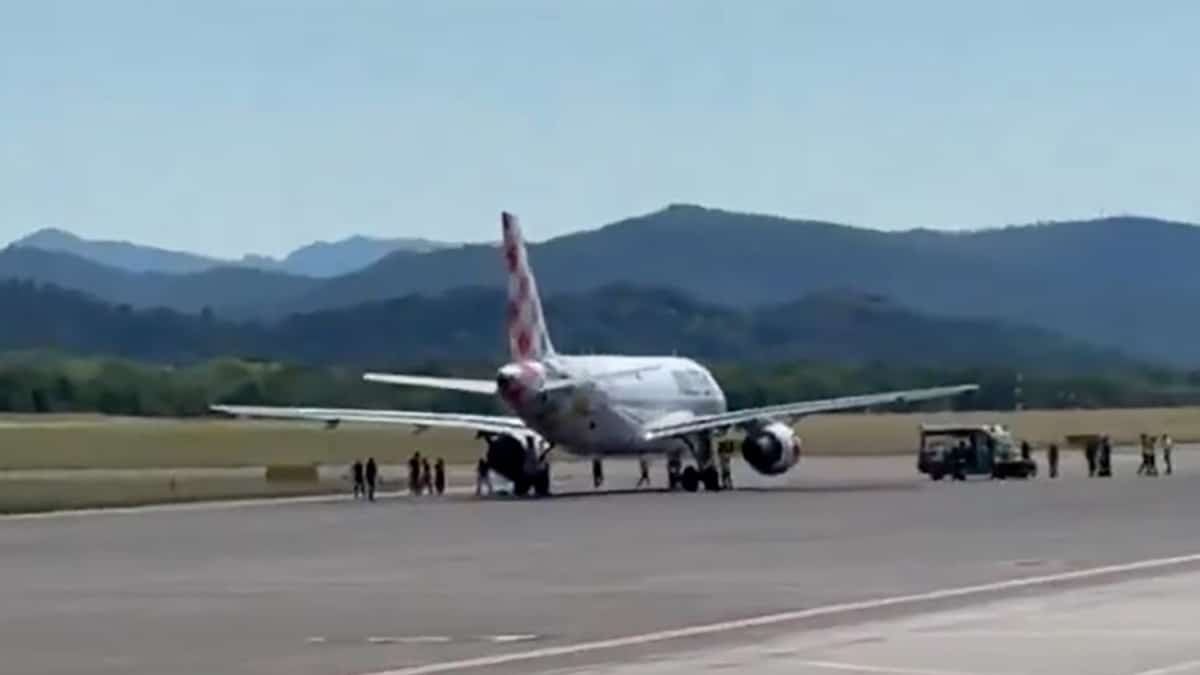 Un homme meurt aspiré par le moteur d'un avion