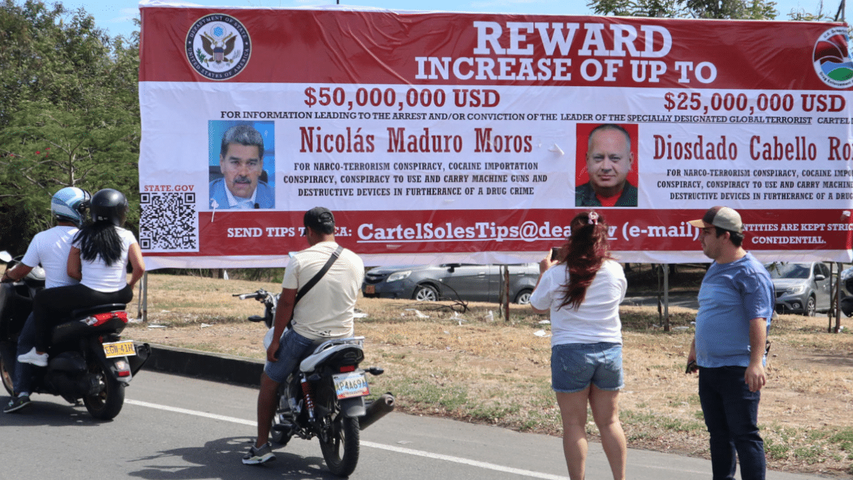 Les États-Unis placent un `` à la recherche '' contre Maduro et Cabello à la frontière de la Colombie avec le Venezuela