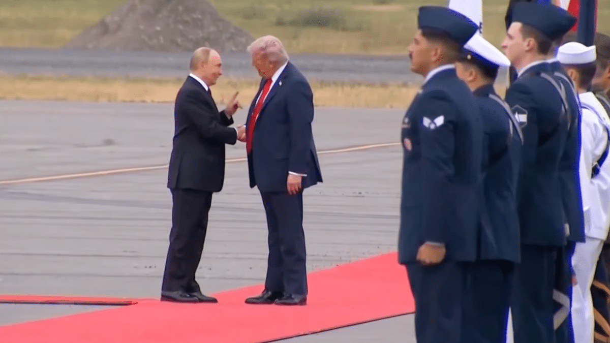 Trump et Poutine se saluent en Alaska comme s'ils étaient amis de toute une vie