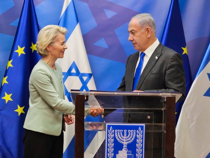 La présidente de la Commission européenne, Ursula von der Leyen (I), lors de sa rencontre avec le Premier ministre israélien, Benjamín Netanyahu à Tel Aviv (Israël)