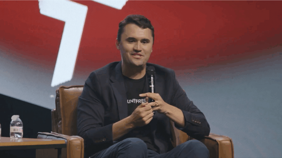Charlie Kirk, commentateur politique et allié de Trump, est tourné dans une université américaine