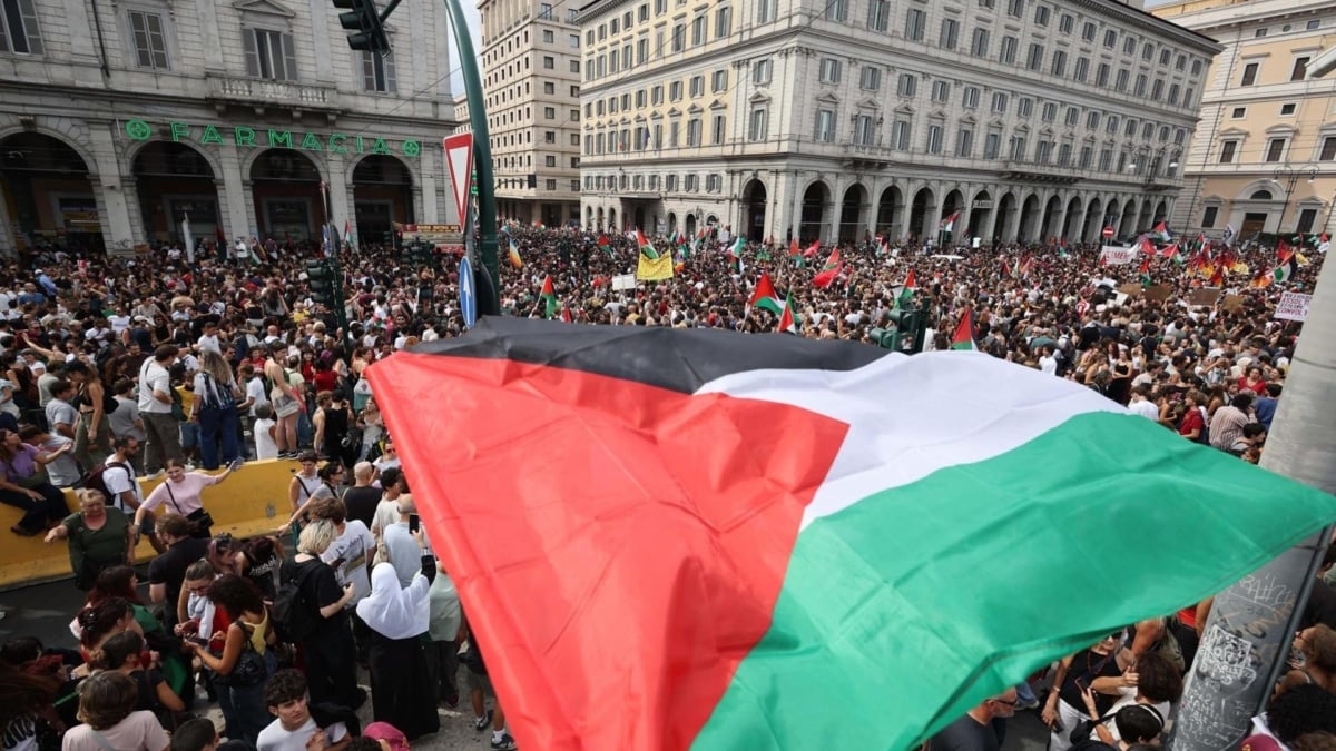 Des dizaines de milliers d'Italiens se joignent à une grève générale de la Palestine
