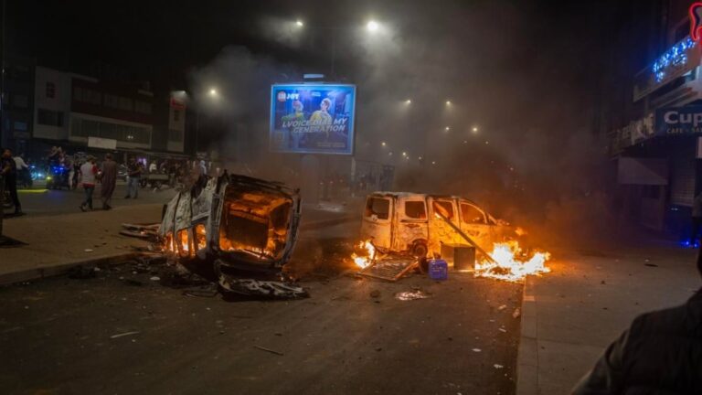 La police a ouvert le feu contre les manifestants et tuer trois jeunes