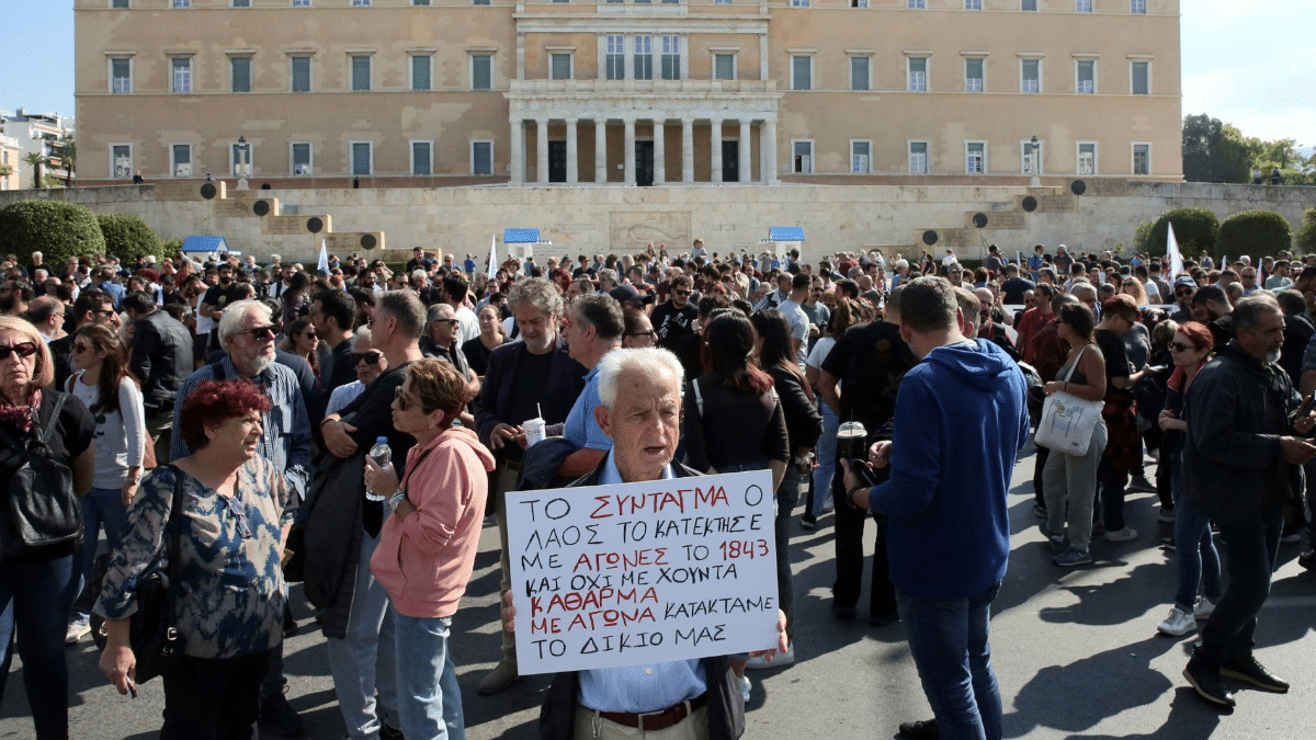 La Grèce approuve aujourd'hui la journée de travail maximale de 13 heures : "Nous retournons au 19ème siècle"