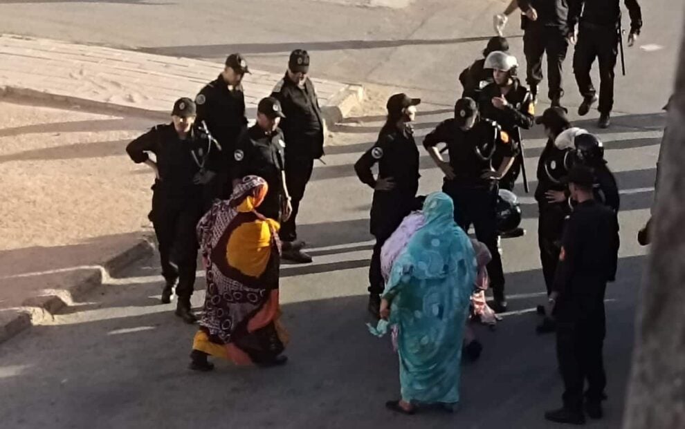 Les militants sahraouis sont réprimés par les agents marocains à El Aaiún.